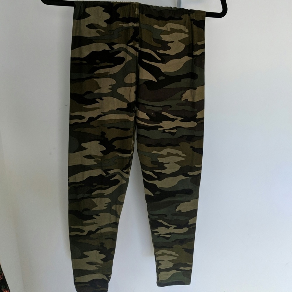 Agnes and Dora camo leggings